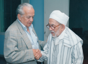 الصورة بمنزل العلامة المجاهد الراحل عمر المتوكل الساحلي بمدينة تارودانت جنوب المغرب في زيارة للفقيه البصري لرفيقه في مواجهة الاستعمار بعد عودته من المنفى